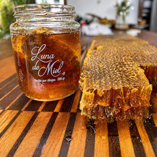 miel con panal de abejas