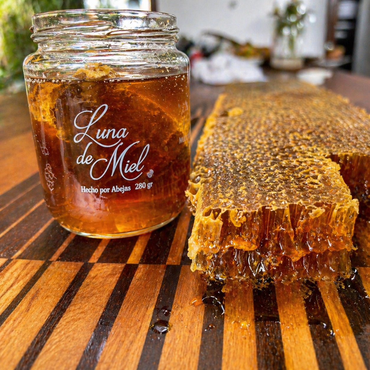 miel con panal de abejas